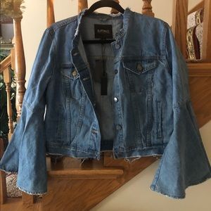 Flare arm jean jacket with distressed hem